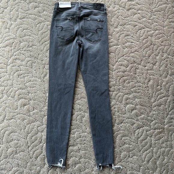American Eagle NEW WITH TAGS Distressed Gray Skinny Jeans Size 2 Long - Picture 3 of 3